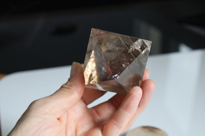 Octaèdre en quartz fumé 5.5 cm avec socle en bois