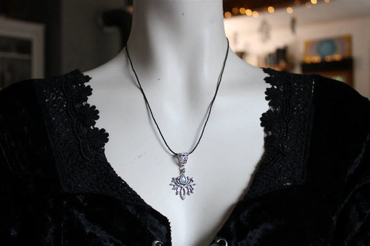 Labradorite blanche en collier - Aurore Lune 