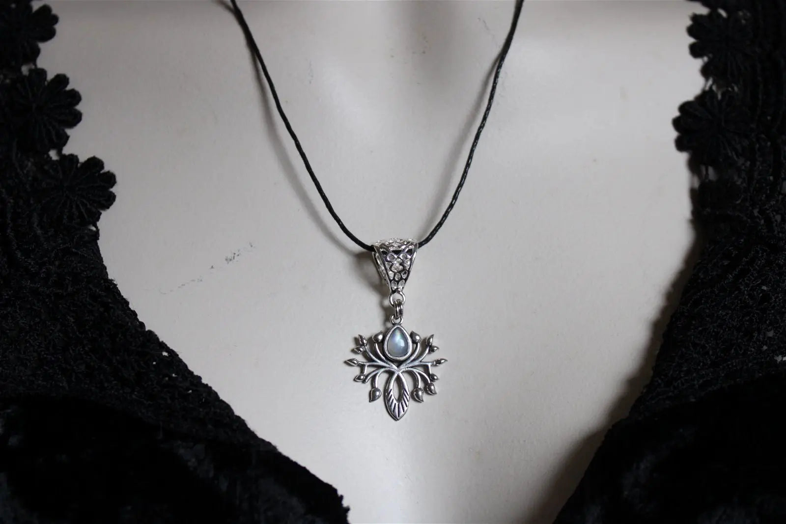 Labradorite blanche en collier - Aurore Lune 