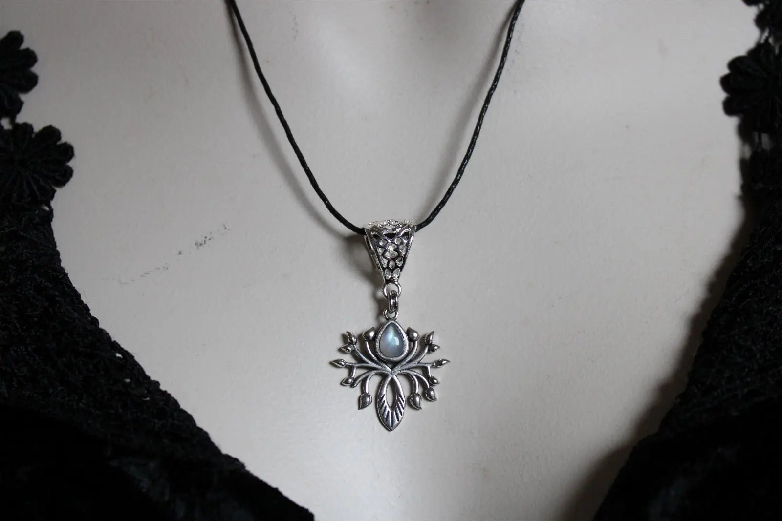 Labradorite blanche en collier - Aurore Lune 