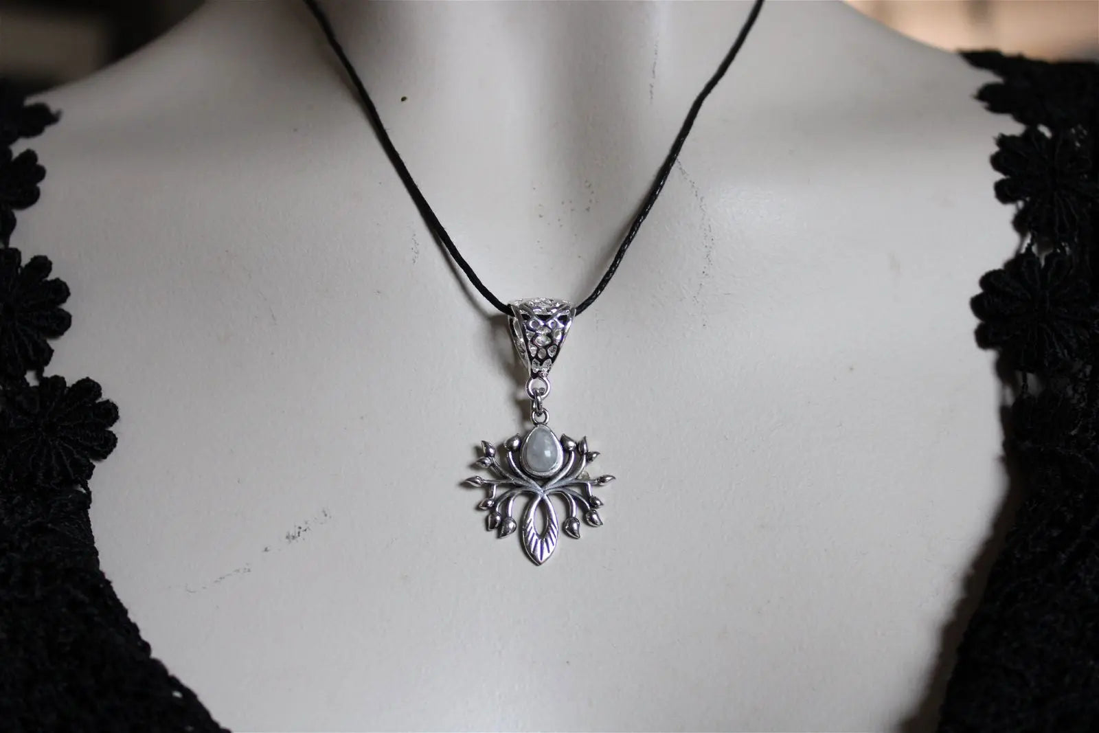 Labradorite blanche en collier - Aurore Lune 