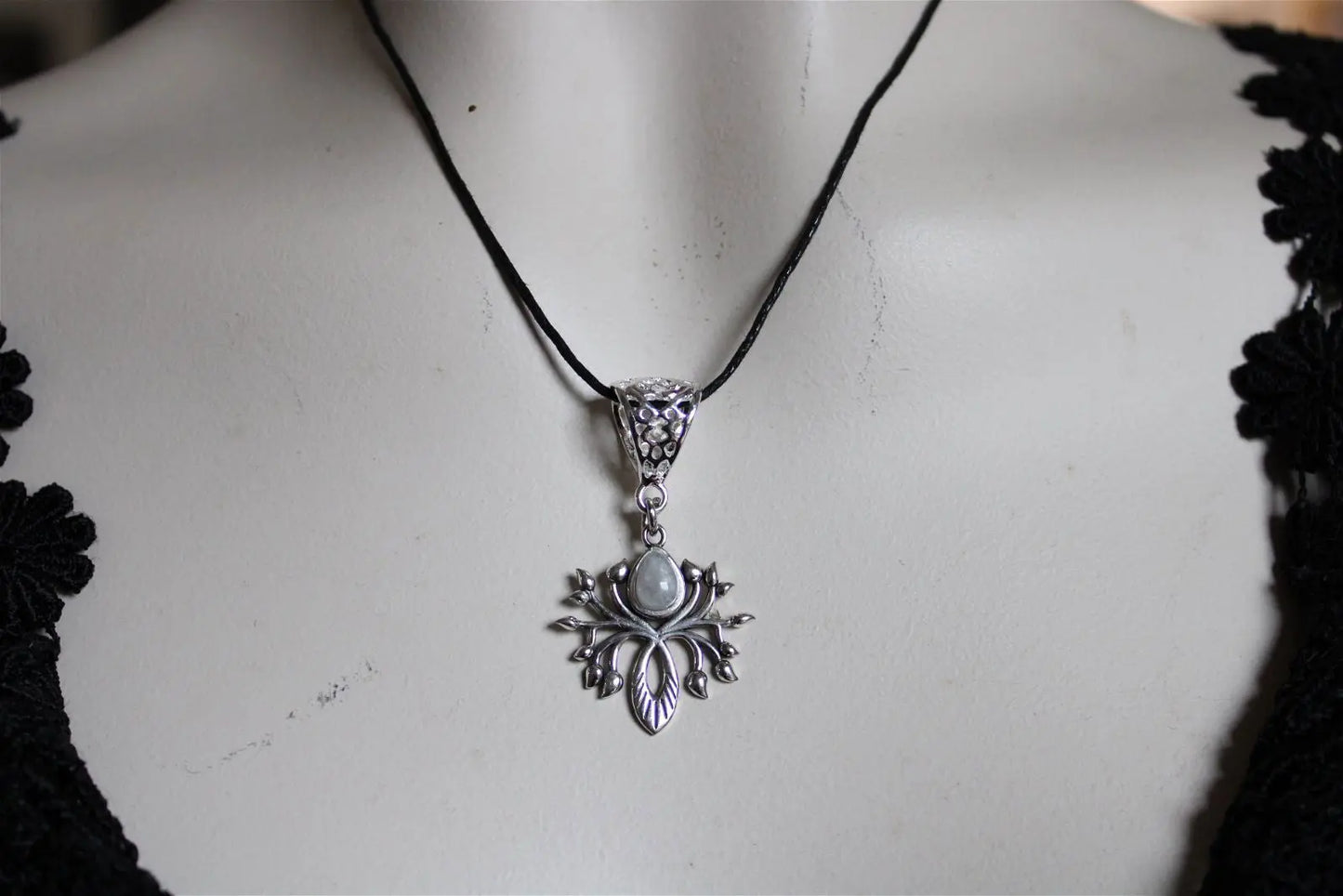 Labradorite blanche en collier - Aurore Lune 