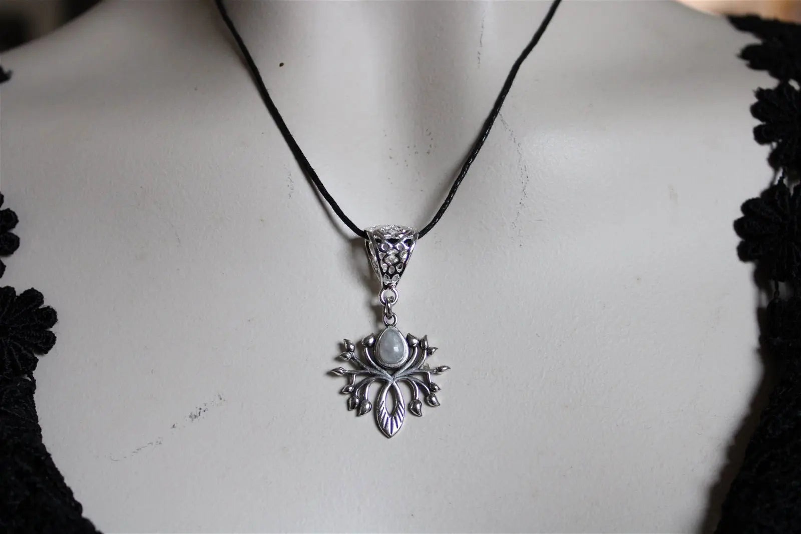 Labradorite blanche en collier - Aurore Lune 