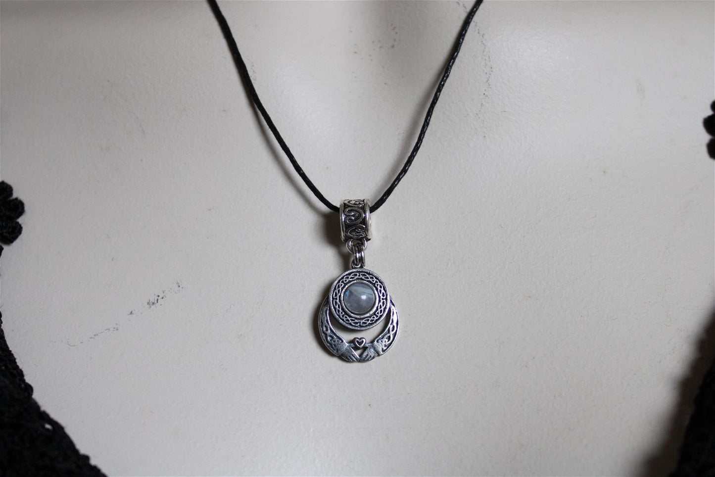 Labradorite blanche en collier Claddagh - Aurore Lune 