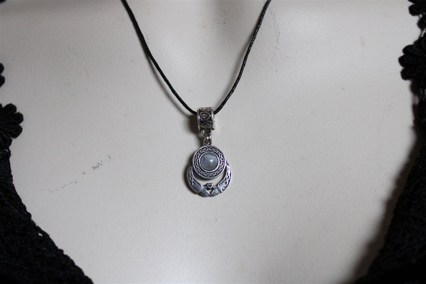 Labradorite blanche en collier Claddagh - Aurore Lune 