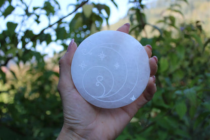 Lune étoiles et pousse de plante sur sélénite - Aurore Lune 