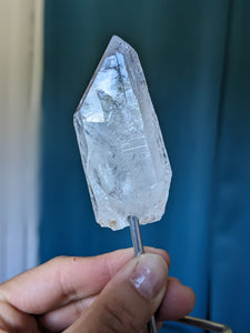 Une pointe en cristal de roche à poser