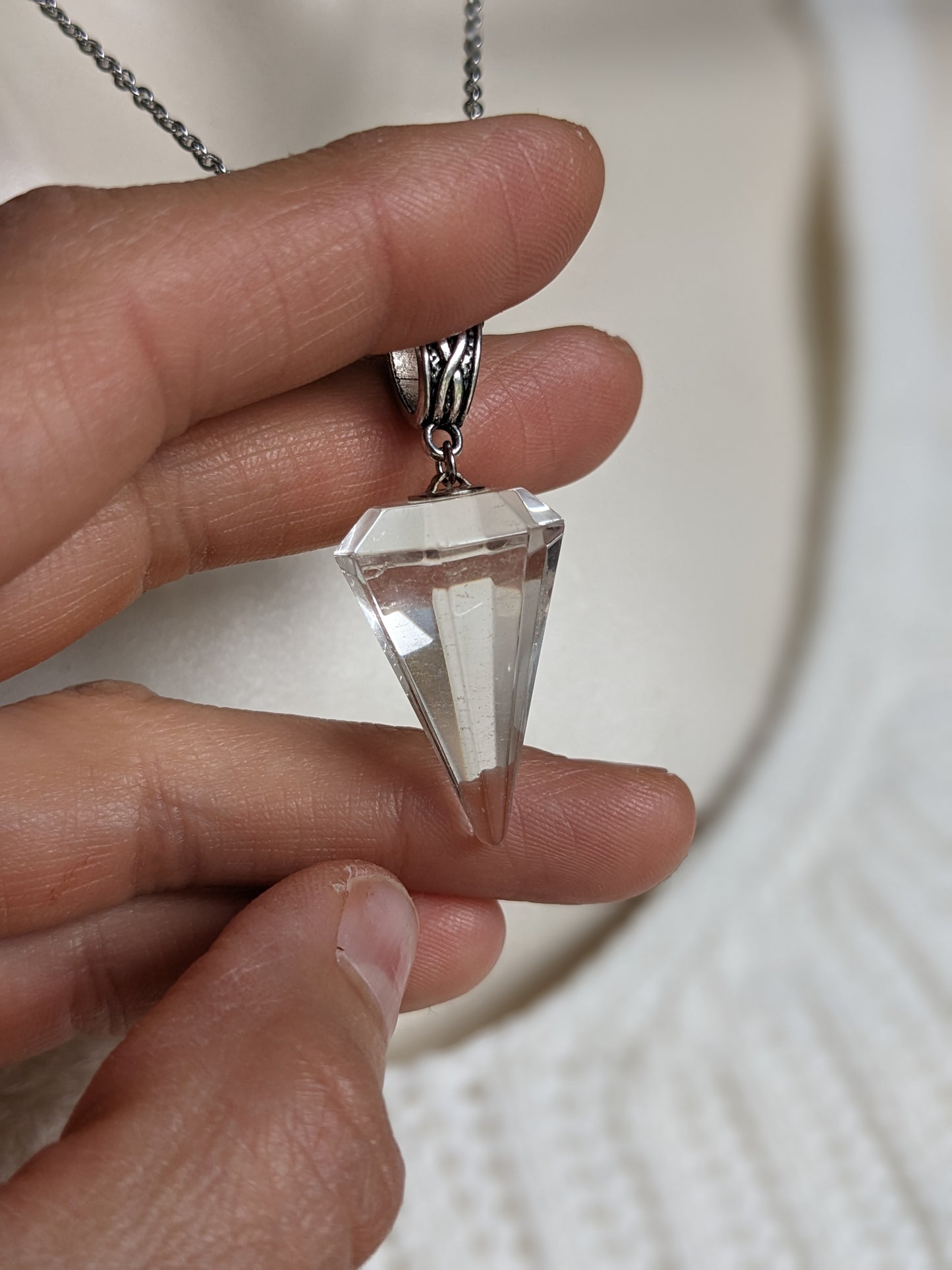 1 collier pendule en véritable cristal de roche