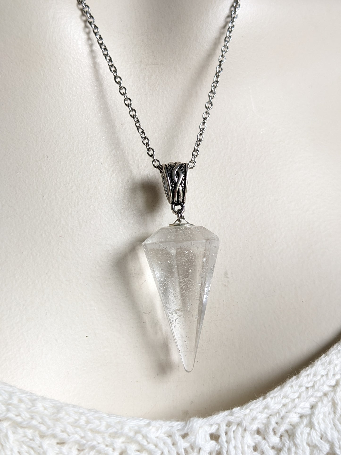 1 collier pendule en véritable cristal de roche