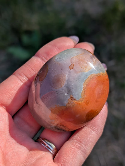 Galet en jaspe polychrome ou impérial