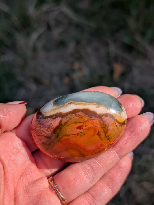 Galet en jaspe polychrome ou impérial