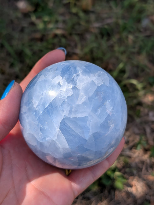 Sphère de calcite bleue à poser 0.6 kg / 7.5 cm