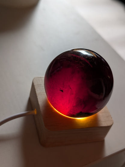 Sphère en ambre bleu + socle lumineux