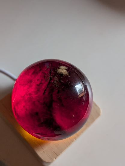 Sphère en ambre bleu + socle lumineux