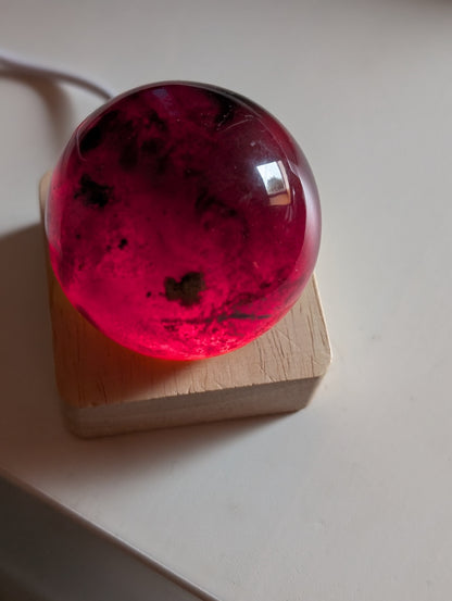 Sphère en ambre bleu + socle lumineux