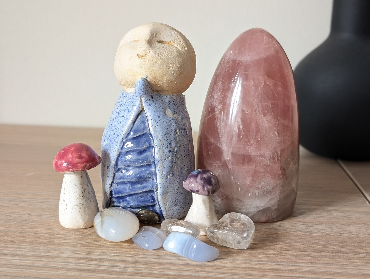 Lot poteries locales jizo et pierres - champignons non inclus