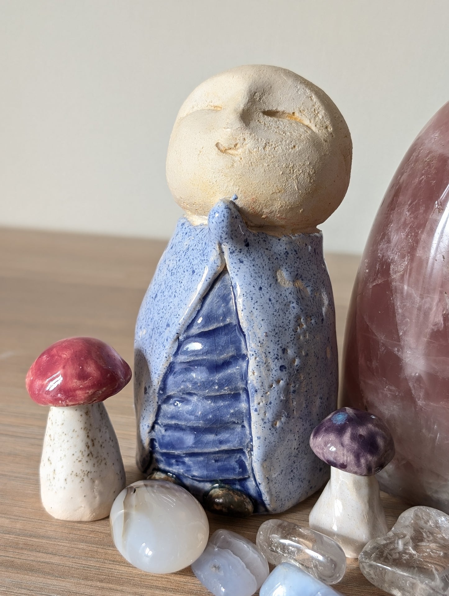 Lot poteries locales jizo et pierres - champignons non inclus