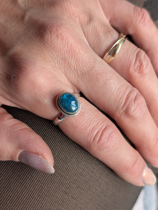 Bague en apatite bleue réglable en écartant