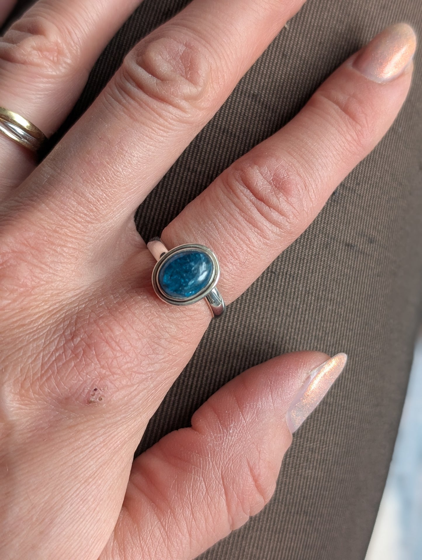 Bague en apatite bleue réglable en écartant