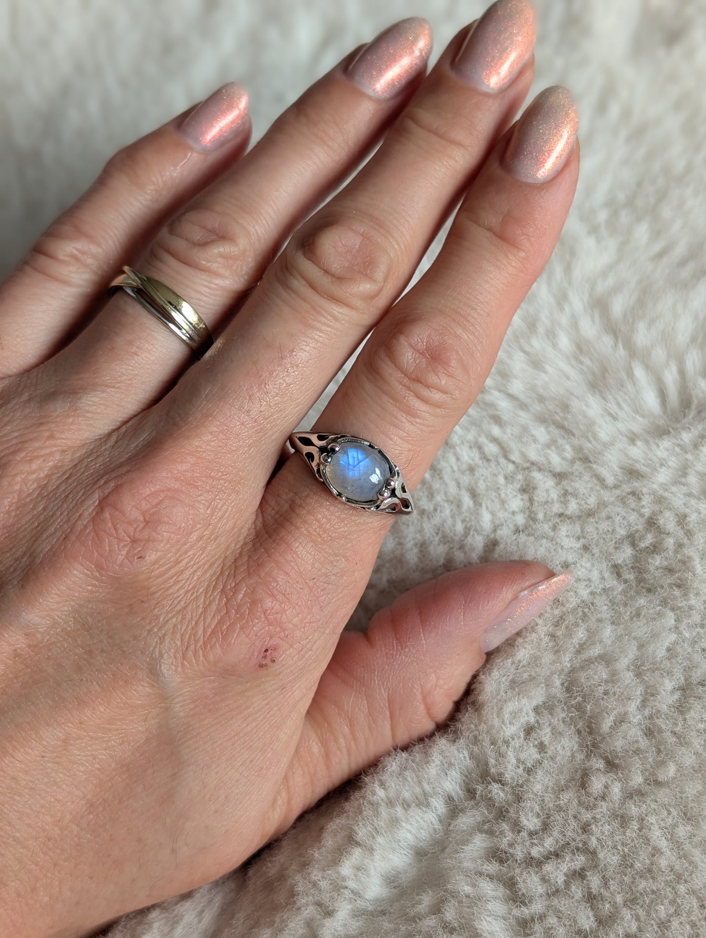 Bague réglable avec labradorite blanche pierre de lune arc-en-ciel