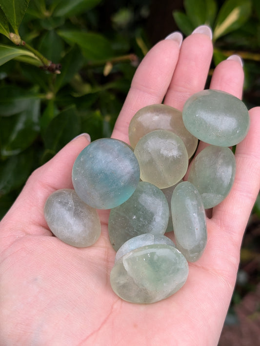 1 pierre roulée en fluorite ou fluorine verte