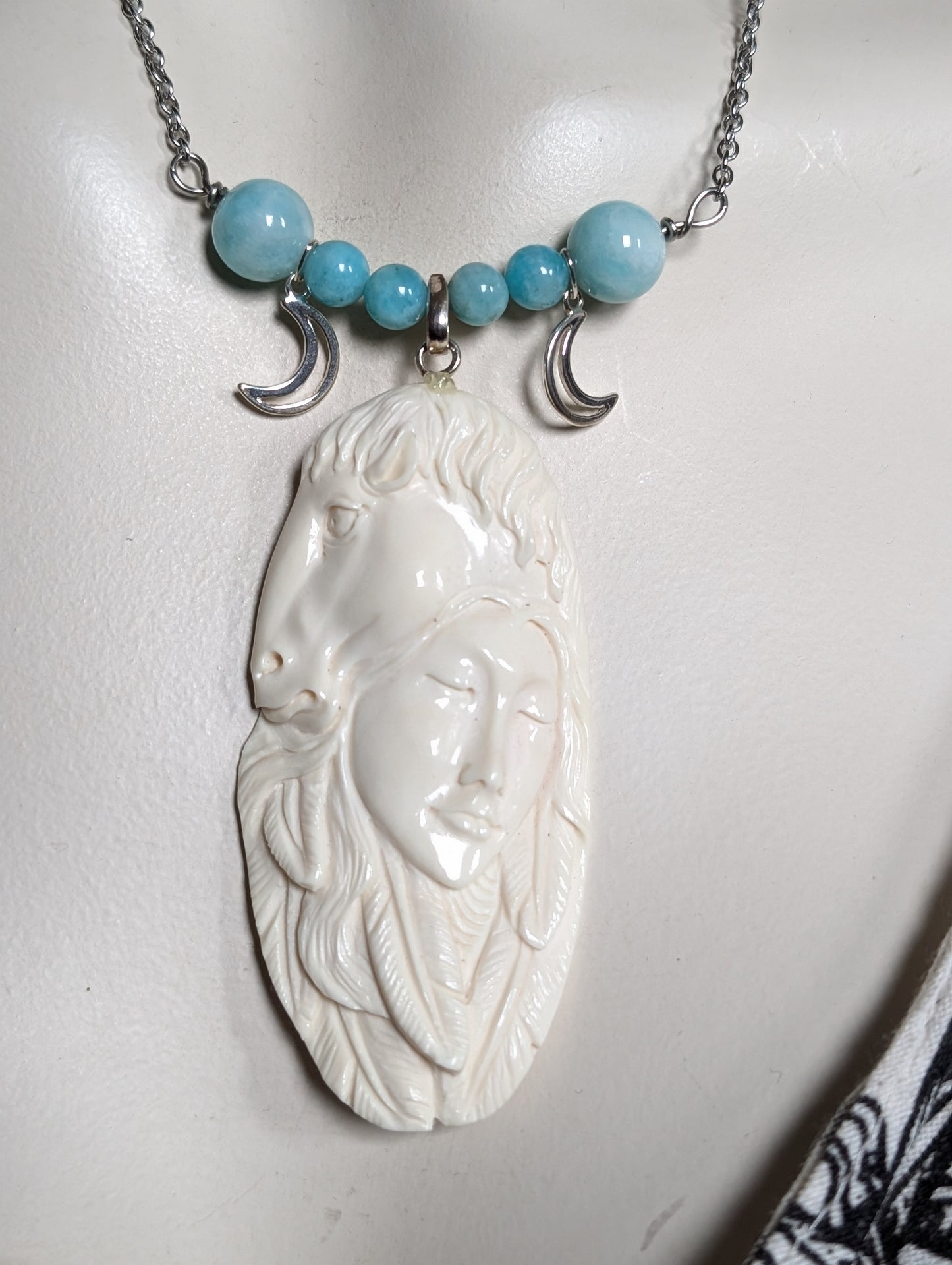 Collier Totémique artisanal unique femme et cheval avec Amazonites