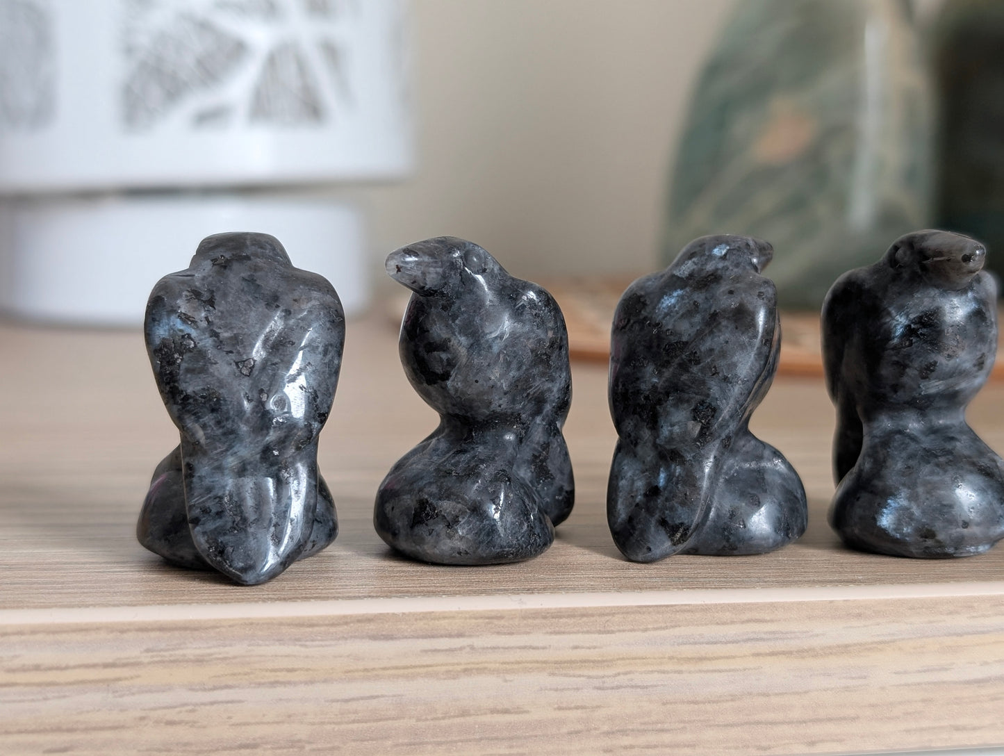 1 corbeau en larvikite