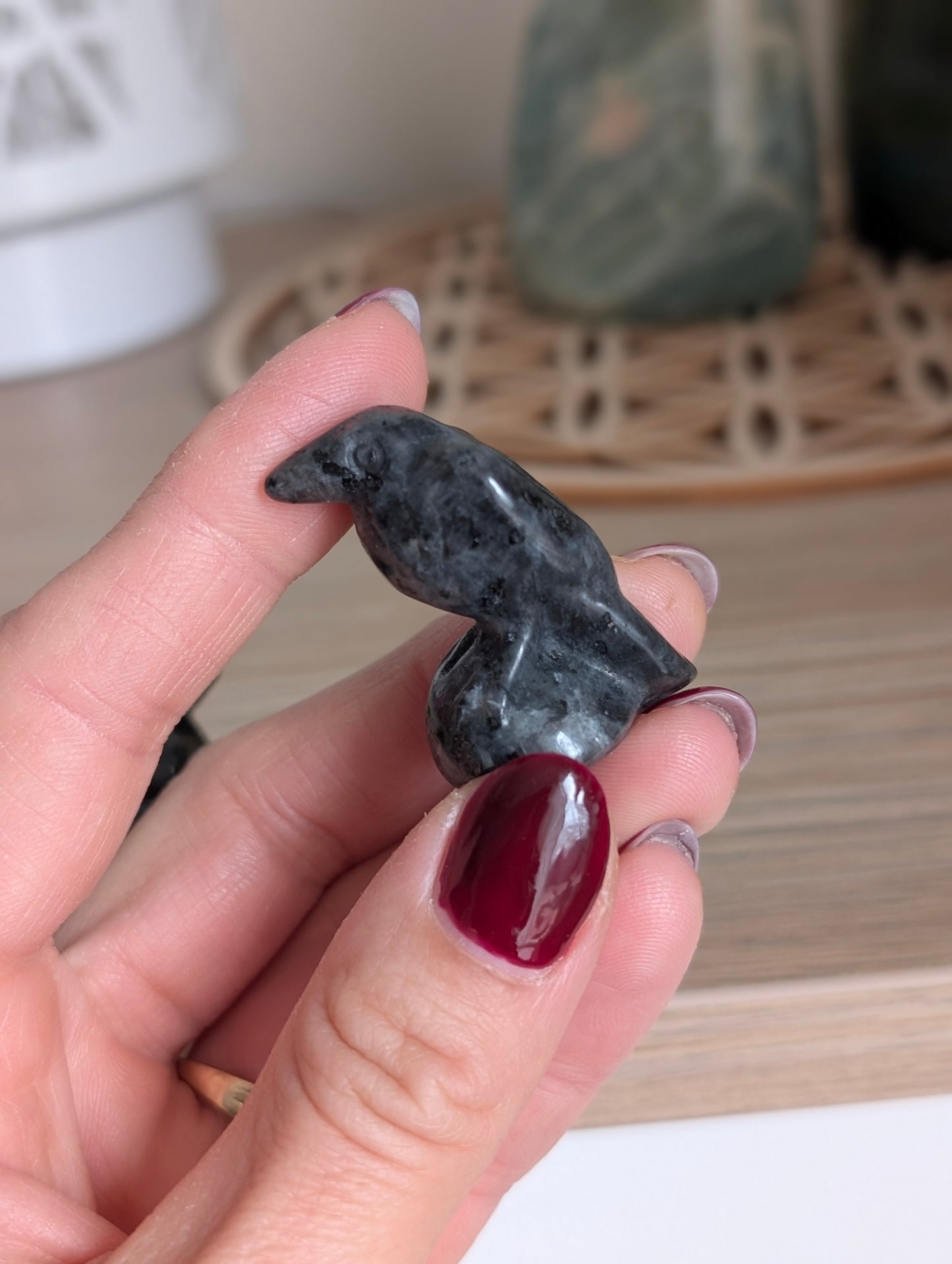 1 corbeau en larvikite