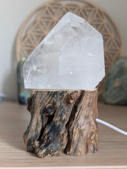 Pointe de cristal de roche mi brute avec socle usb lumineux