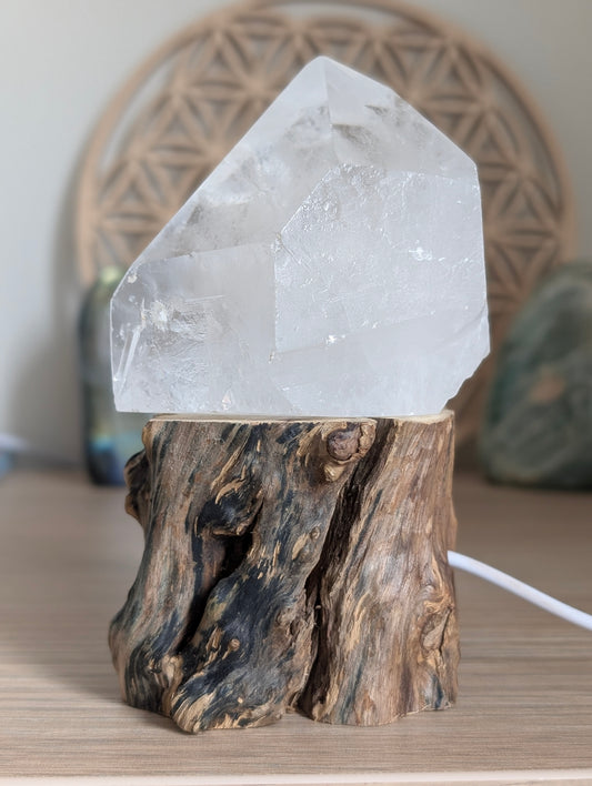 Pointe de cristal de roche mi brute avec socle usb lumineux