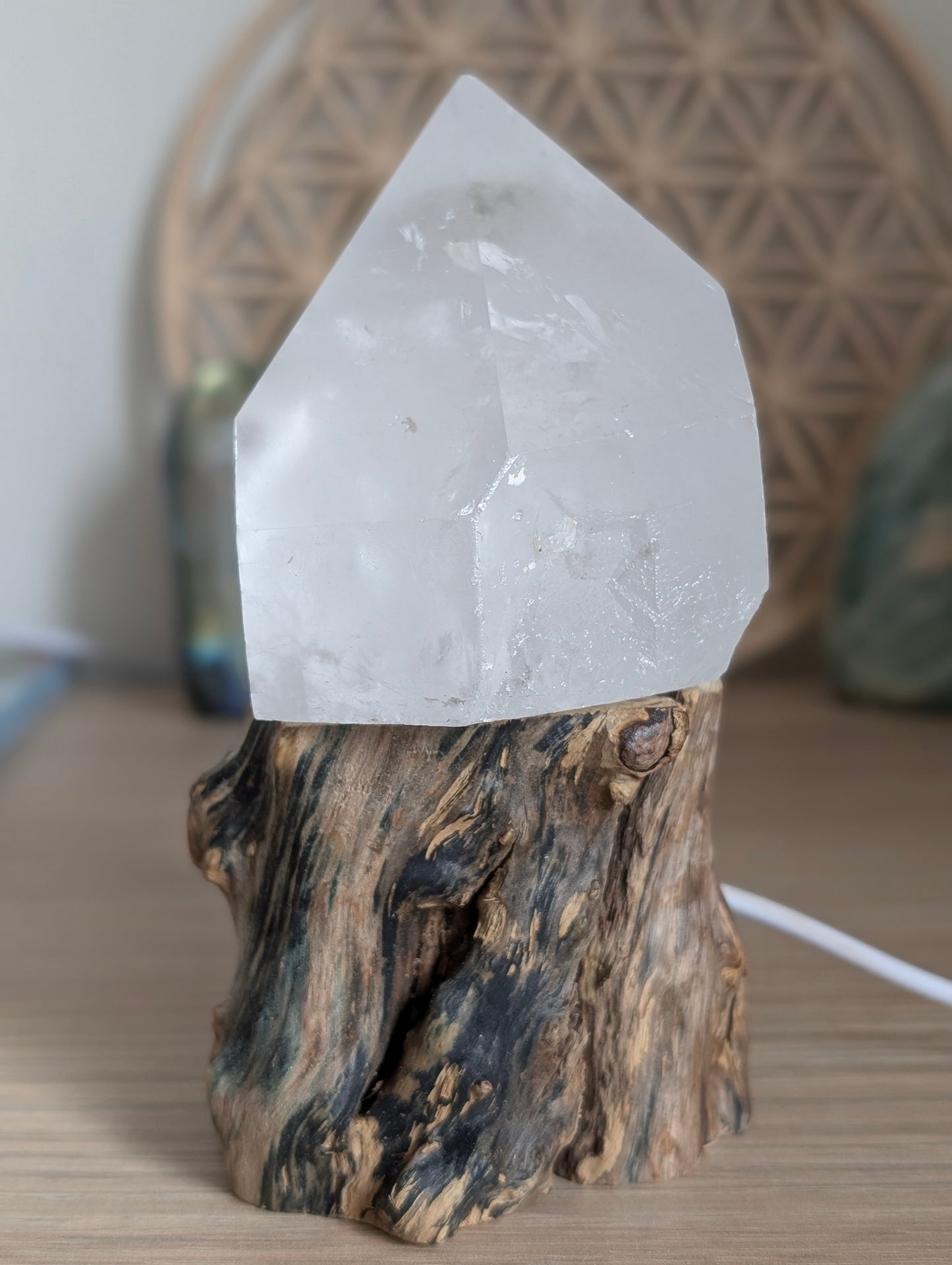 Pointe de cristal de roche mi brute avec socle usb lumineux