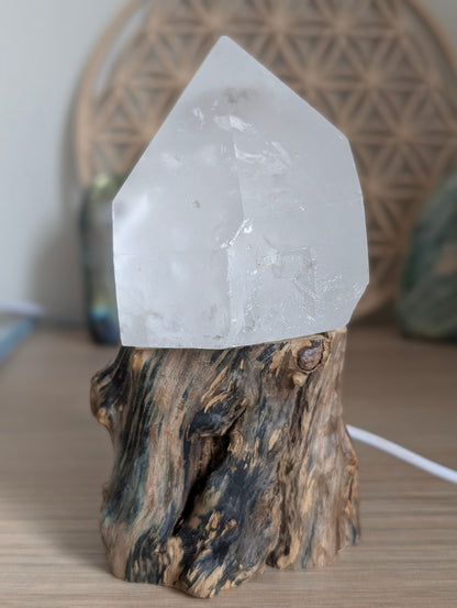 Pointe de cristal de roche mi brute avec socle usb lumineux