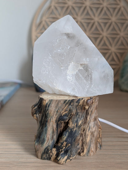 Pointe de cristal de roche mi brute avec socle usb lumineux