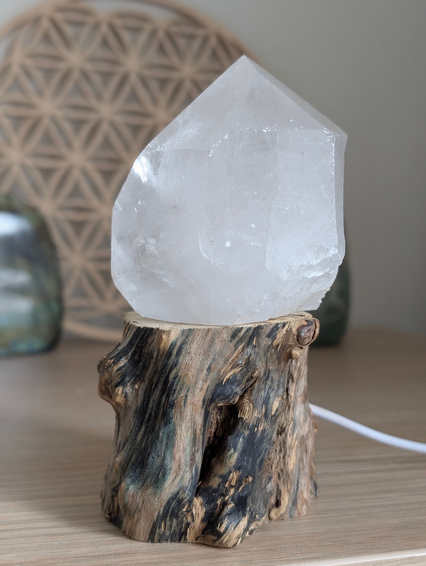 Pointe de cristal de roche mi brute avec socle usb lumineux