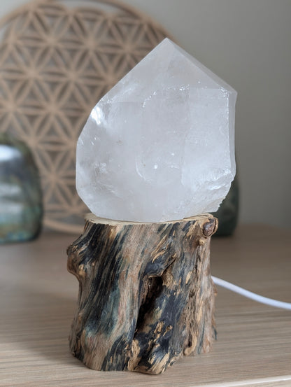 Pointe de cristal de roche mi brute avec socle usb lumineux