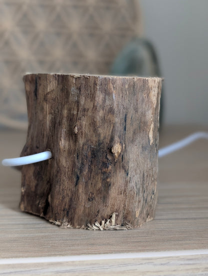 Pointe de cristal de roche mi brute avec socle usb lumineux