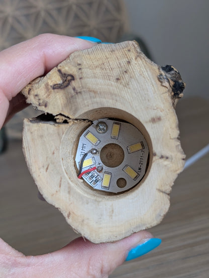 Pointe de cristal de roche mi brute avec socle usb lumineux