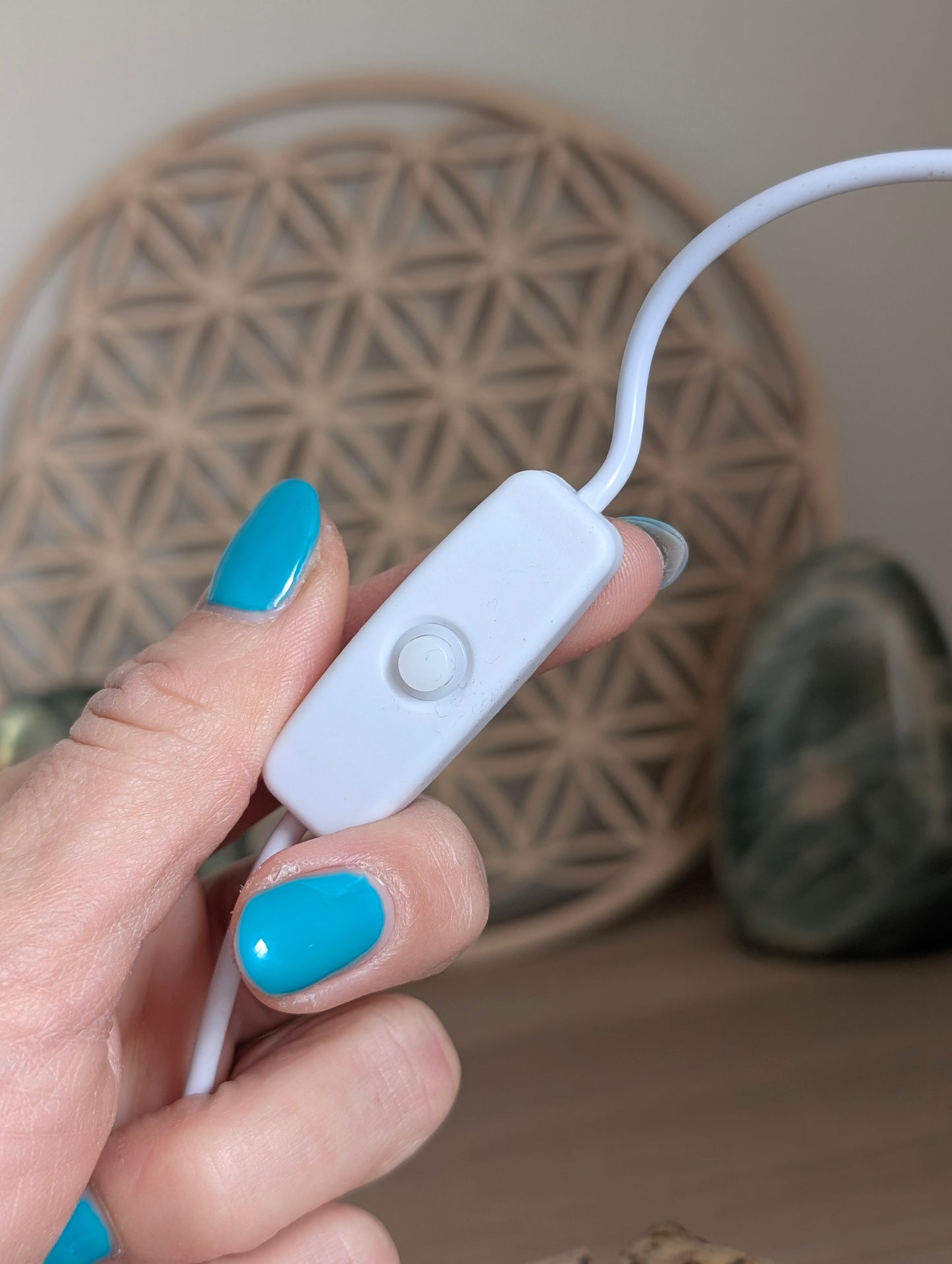 Pointe de cristal de roche mi brute avec socle usb lumineux