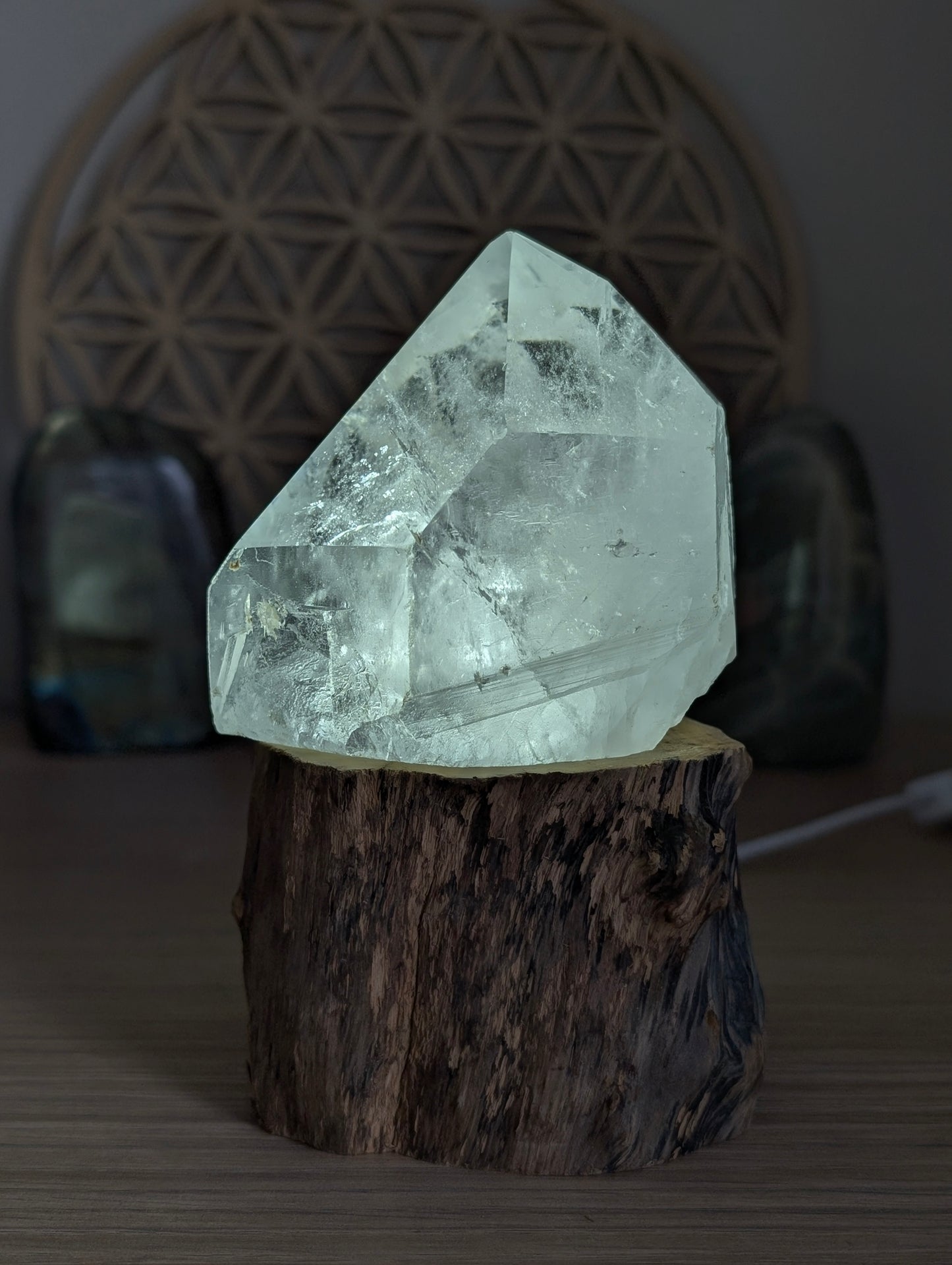 Pointe de cristal de roche mi brute avec socle usb lumineux