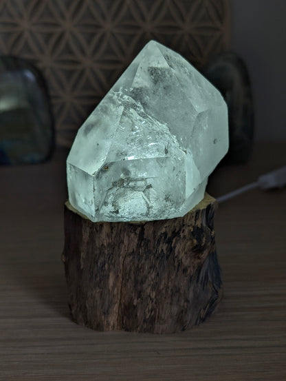 Pointe de cristal de roche mi brute avec socle usb lumineux