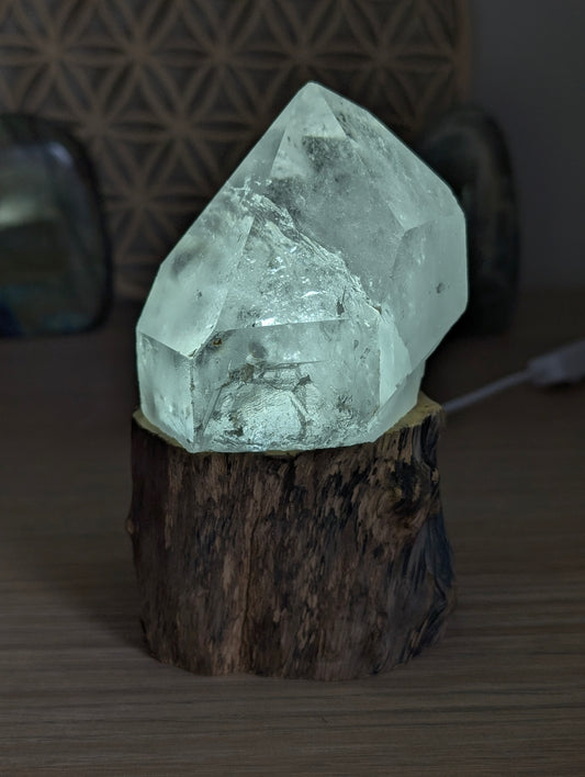 Pointe de cristal de roche mi brute avec socle usb lumineux