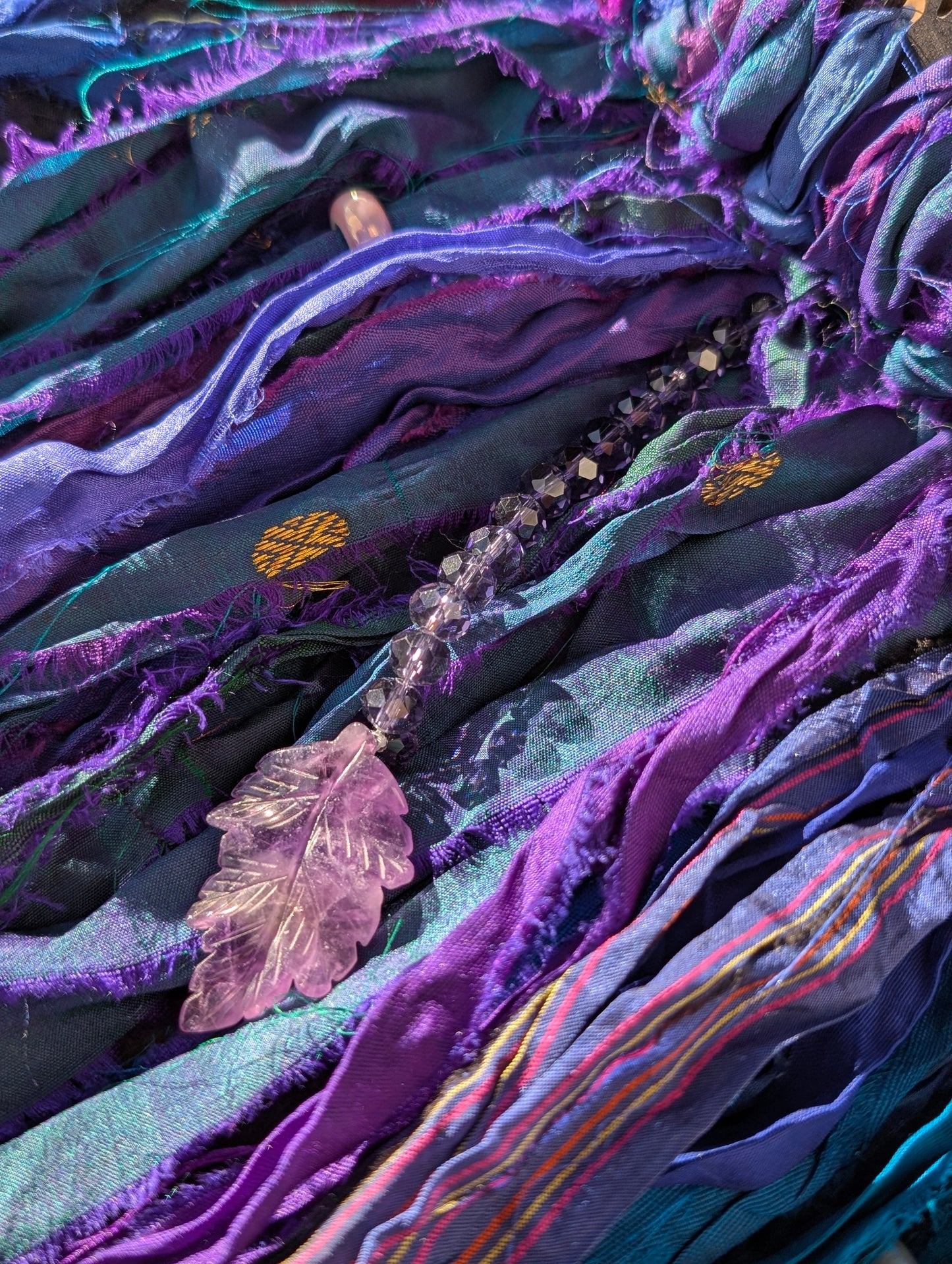 Décoration bois du Jura et soie modèle unique boho chic 74cm