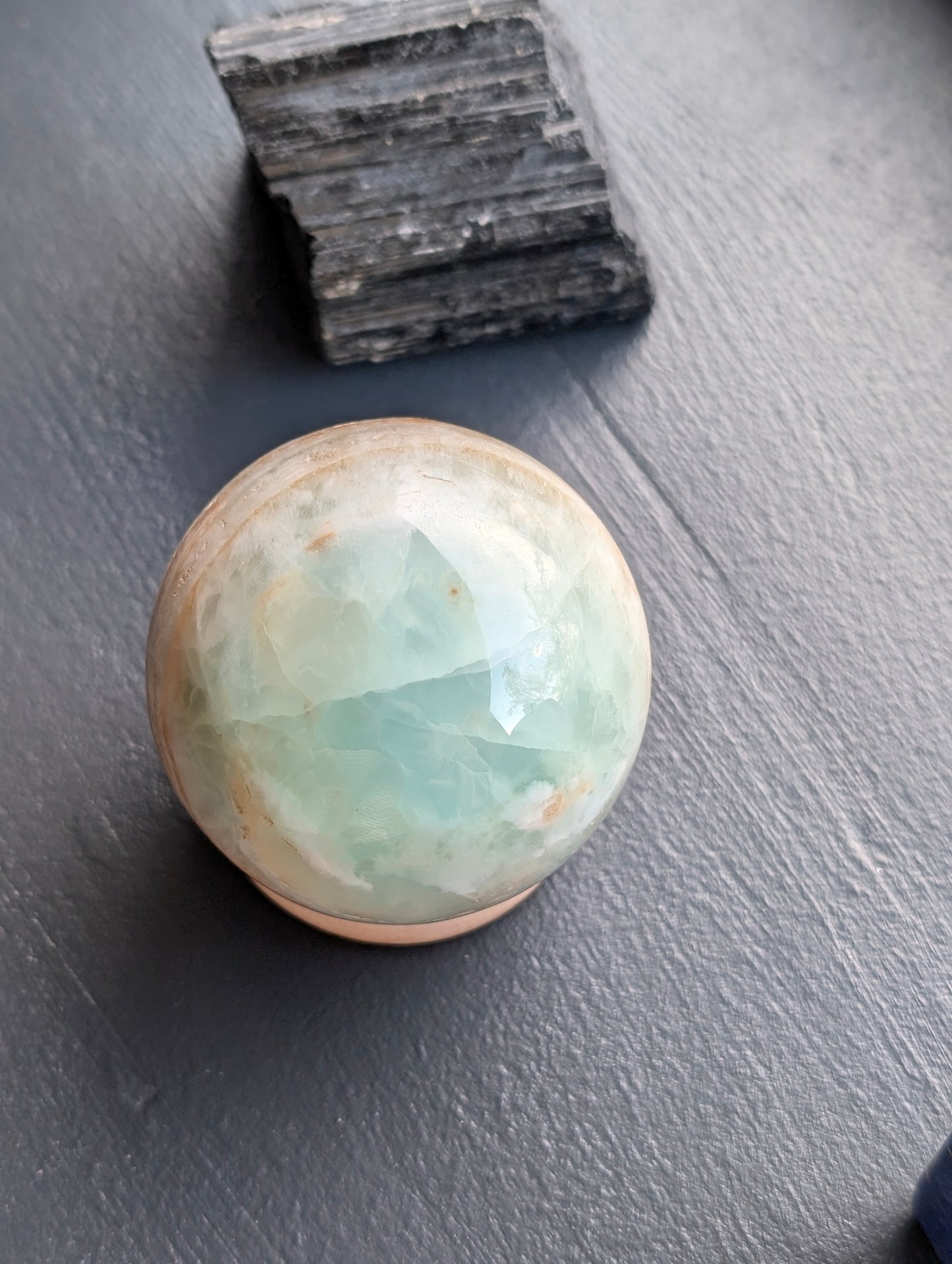 Sphère de calcite bleue 5.8 cm