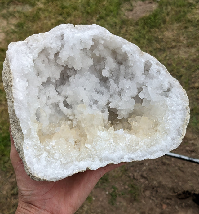1 géode de cristal de roche et calcite