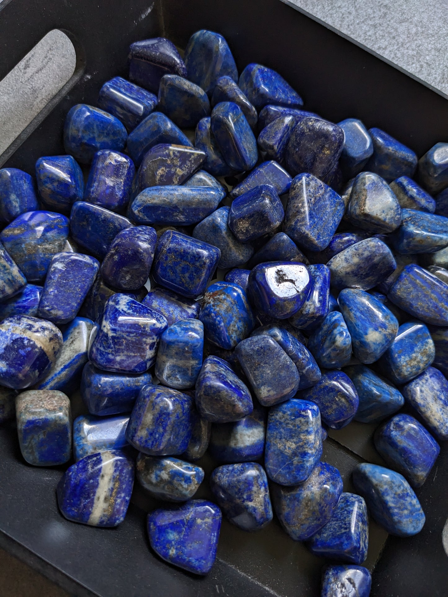 1 Pierre roulée en lapis lazuli