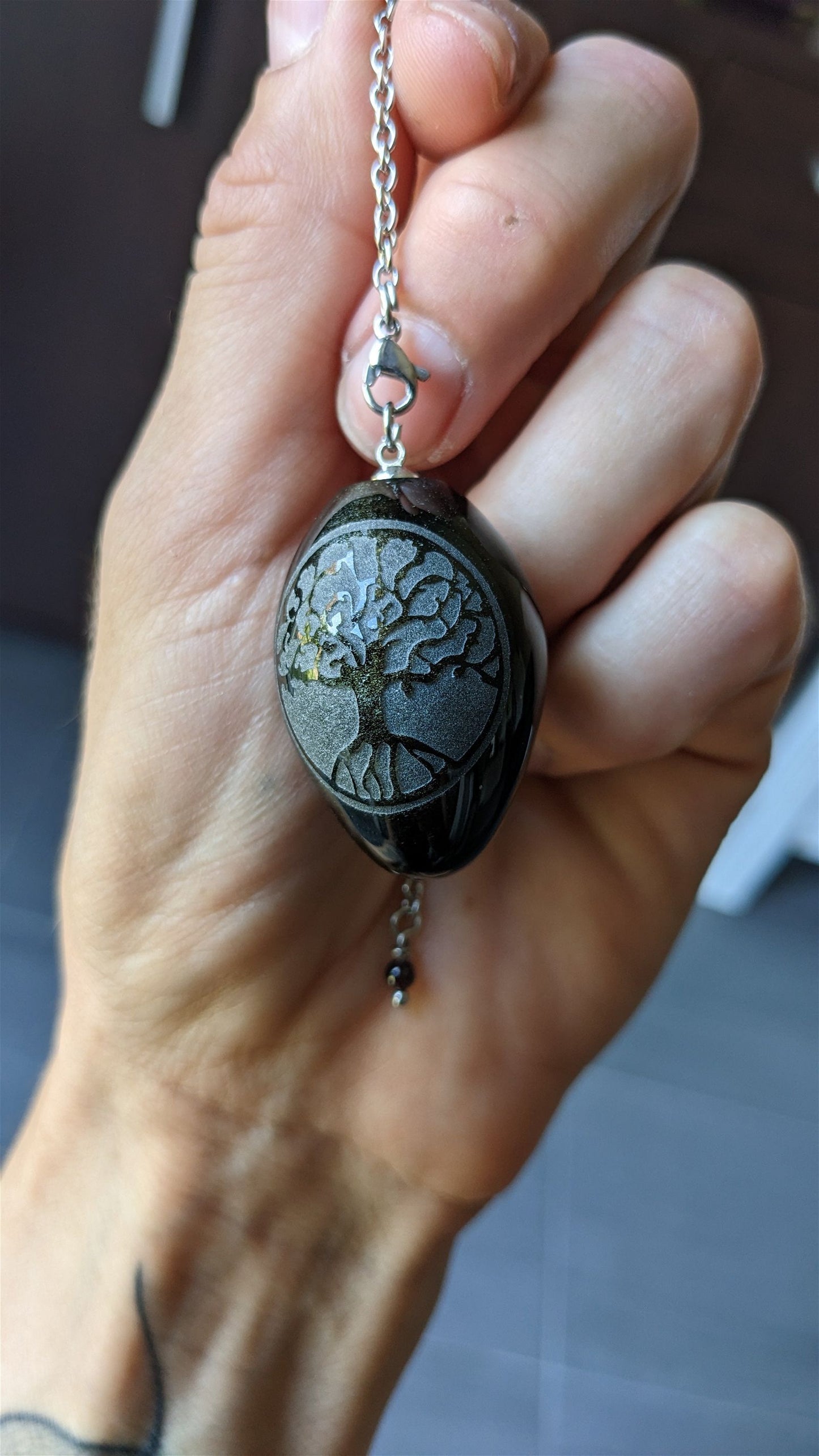 Pendule en obsidienne dorée gravé d'un Arbre de Vie - Aurore Lune 
