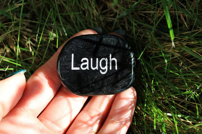 Petit galet plat LAUGH : ris ! - Aurore Lune 