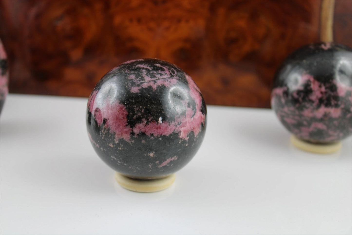 Rhodonite en sphère avec socle 495 grammes - Aurore Lune 