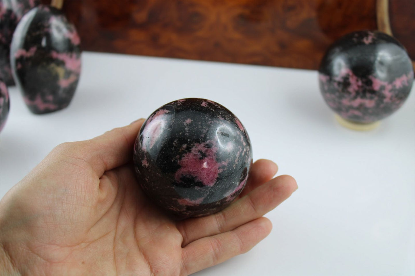 Rhodonite en sphère avec socle 495 grammes - Aurore Lune 