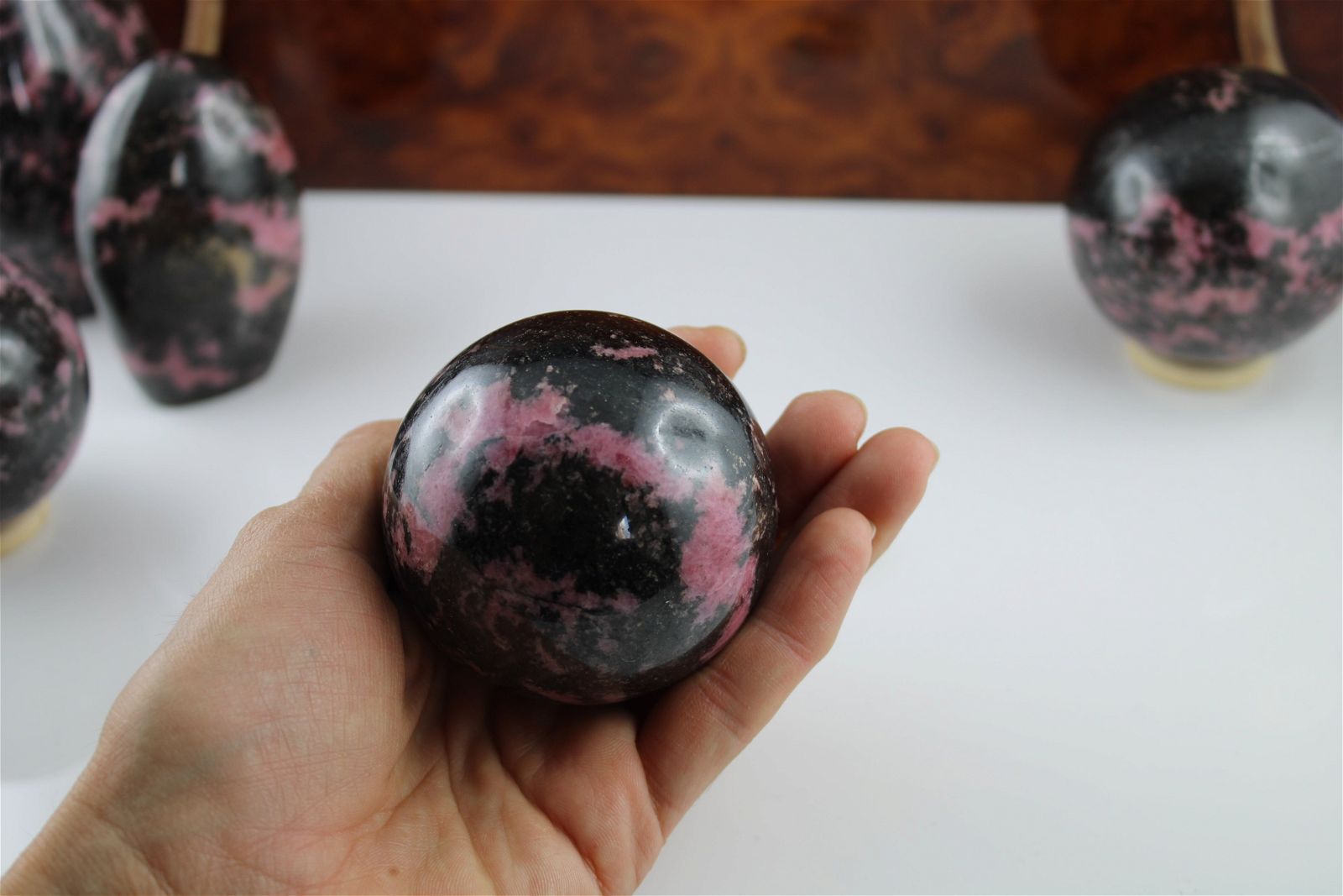 Rhodonite en sphère avec socle 495 grammes - Aurore Lune 